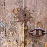 Ad aprirci il secolare portone in legno, contraddistinto da una singolare serratura a forma di sole stilizzato...